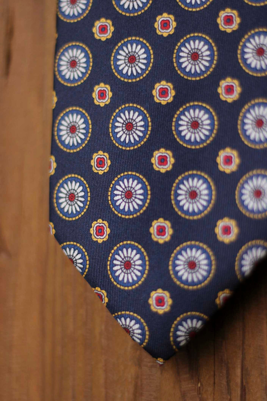 Corbata Napoli Seda Azul Marino con Geometría Azul, Blanca y Amarilla