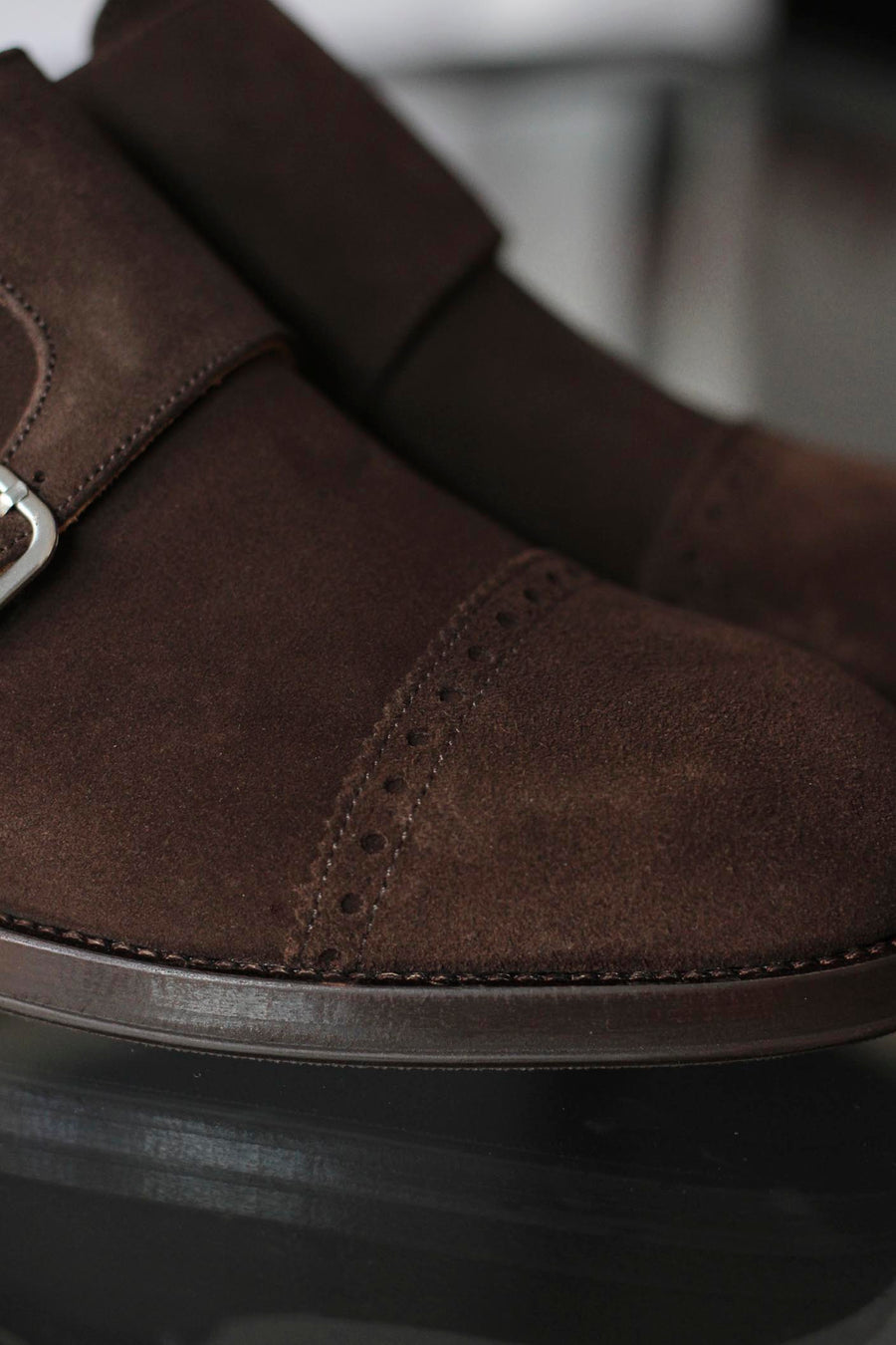 Brown camurça shoe with fivela duo