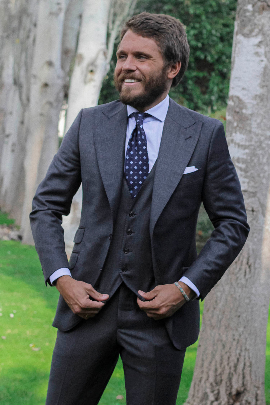 Traje MTM Gris Marengo Piezas con Solapas de Punta de Lanza de