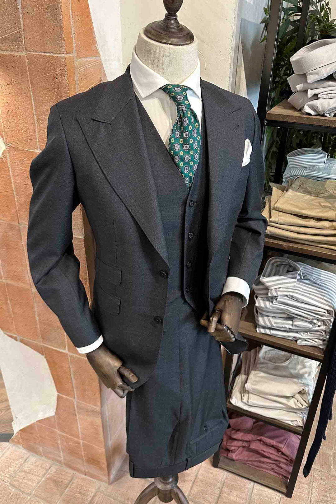 Medium Gray 3 Piece Suit Spearhead Lapel 11cm